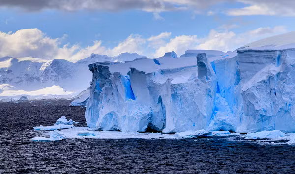 Mặc dù nằm ở Đông Nam Cực - nơi lạnh nhất thế giới nhưng hồ nước ngầm này không bị đóng băng. Chính khối lượng của tảng băng bên trên tạo nên áp suất lớn, làm giảm điểm đóng băng của nước bên dưới.