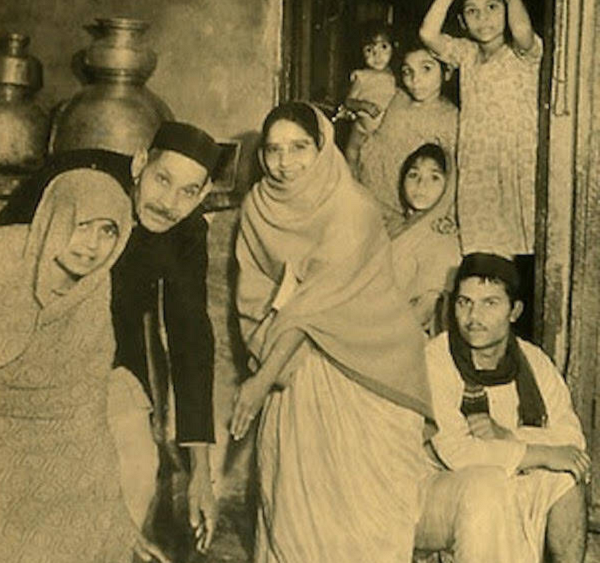 Cô bé lặp đi lặp lại nhiều lần với cha mẹ về rất nhiều câu chuyện của chồng và con trai kiếp trước của mình ở thị trấn Mathura, cách nhà trên 100km. Devi hồi tưởng lại tất cả các cửa hàng và đường phố ở Mathura, nơi bé và gia đình hiện tại chưa từng một lần đến