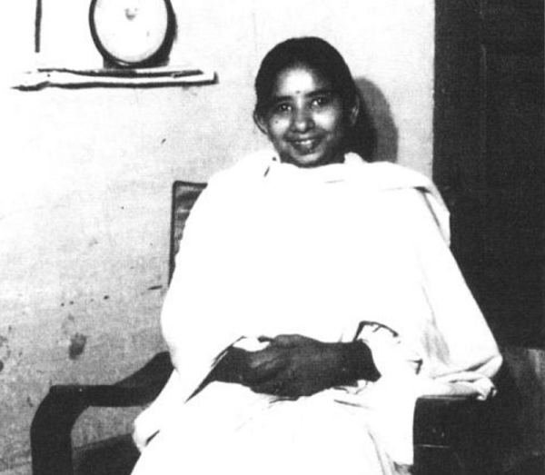 Để thử thách Devi, một người họ hàng đã được Nath đưa đến gặp cô bé và giới thiệu đó là chồng cô. Devi bác bỏ ngay, nói rằng đây chỉ là người em họ của “chồng” cô. Thực sự bất ngờ, Nath và đứa con mà anh ta có với Lugdi, nay đã 10 tuổi, bước vào nhà. Khi nhìn thấy họ, Devi đã bật khóc.