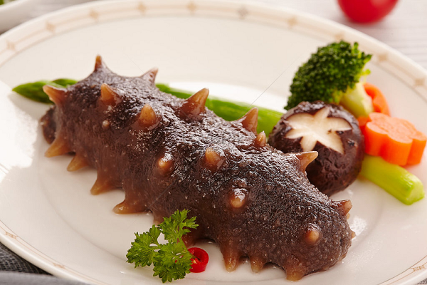 Giá trị của hải sâm được quyết định bởi một hợp chất hóa học có tên Fucosylated glycosaminoglycan trong da của chúng mà người châu Á sử dụng để chữa các bệnh về viêm xương khớp hay bệnh gút nhiều thập kỷ nay.