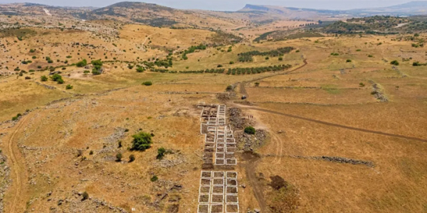 Các cổ vật được tìm thấy như vẫn đang tham gia dang dở hoạt động sống của những con người đã "bốc hơi" 2.100 năm trước, với những chiếc chum cổ nguyên vẹn, những chiếc cân để dệt khung cửi còn lủng lẳng trên giá.