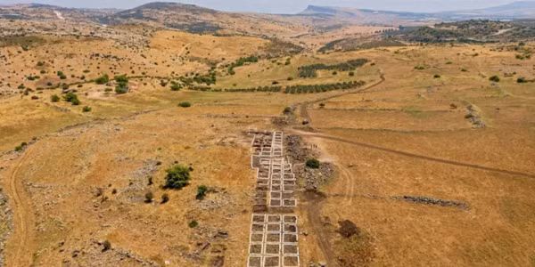 Các cổ vật được tìm thấy như vẫn đang tham gia dang dở hoạt động sống của những con người đã "bốc hơi" 2.100 năm trước, với những chiếc chum cổ nguyên vẹn, những chiếc cân để dệt khung cửi còn lủng lẳng trên giá.