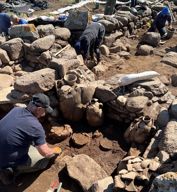 Theo IAA, các vật dụng không cho biết nhiều về cuộc sống thường ngày trong trang trại, nhưng số lượng khung dệt nhiều bất thường cho thấy dệt vải là một công việc chủ yếu ở đây, vì vậy trang trại này có thể từng nuôi rất nhiều cừu.