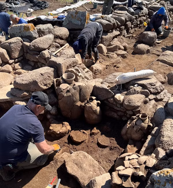 Theo IAA, các vật dụng không cho biết nhiều về cuộc sống thường ngày trong trang trại, nhưng số lượng khung dệt nhiều bất thường cho thấy dệt vải là một công việc chủ yếu ở đây, vì vậy trang trại này có thể từng nuôi rất nhiều cừu.