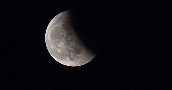 Kỳ lạ hơn, trong một đêm định mệnh tháng 5 vào năm đó, Mặt trăng bỗng biến mất khỏi bầu trời. Không phải bị mây che phủ, cũng không phải bị che khuất bởi bóng của Trái Đất, suốt nhiều thế kỷ sau, vẫn chưa ai tìm ra được lời giải hợp lý cho hiện tượng lạ lùng đó.