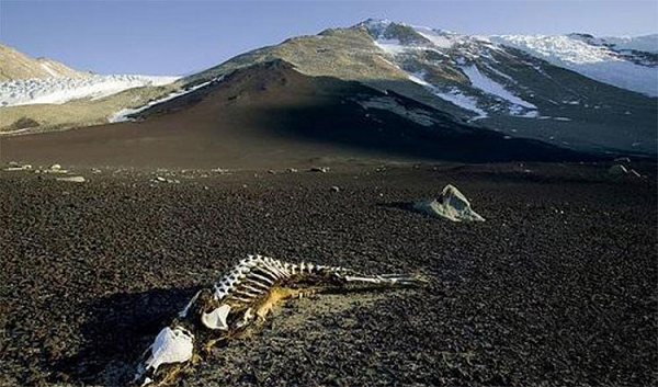 Núi Côn Lôn đến nay vẫn là một trong những vùng đất bí ẩn nhất Trung Quốc. Có một khu vực nằm trên núi Côn Lôn, thuộc cao nguyên Thanh Tạng, Trung Quốc, nổi tiếng là nơi có đi không có về, có vào không có ra. Nơi đây còn được gọi là "cánh cửa địa ngục", "thung lũng xác chết", người dân địa phương không dám tùy tiện đi vào.