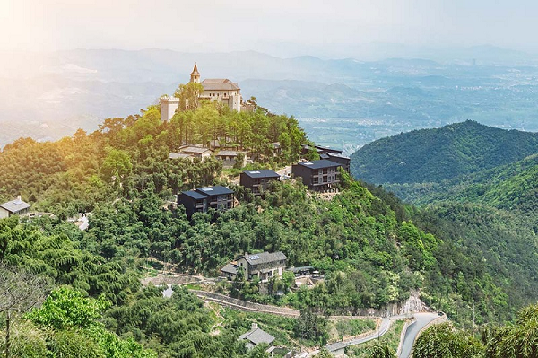 Núi Mạc Cao cao khoảng 700 mét đến 750 mét so với mặt nước biển. Bạn sẽ không thấy được bất cứ một cây trúc sào nào ở đây, nhưng lại có trên 30 loài rắn các loại, những loài rắn này tập trung lại với nhau, trong đó còn có rất nhiều loài rắn độc.