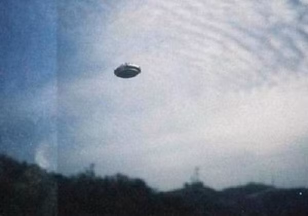 Mặc dù không có lời giải thích chính thức về vật thể đó có thể là gì. Nhưng nhiều người cho rằng đó có thể là máy bay nhân tạo, một con chim hoặc thậm chí là một chiếc đèn lồng Trung Quốc.
