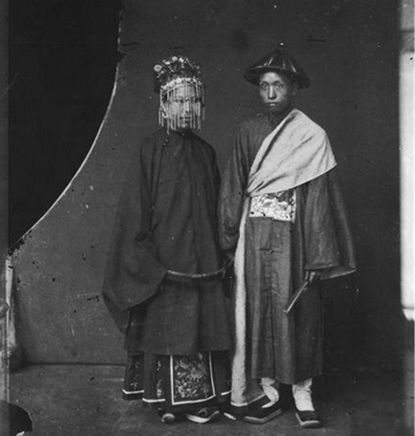 Mũ đội đầu của tân nương cũng thể hiện phẩm cấp (chức quan) của tân lang. Tân nương đội mũ với họa tiết càng lớn thì càng chứng tỏ tân lang là người có chức cao.