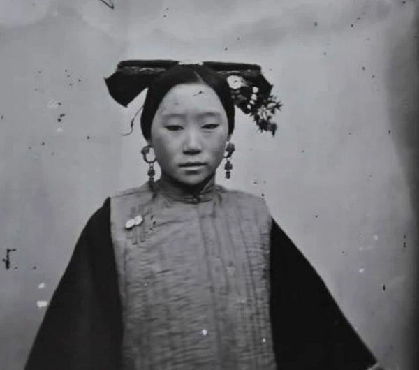 Đôi khi vợ lẽ lúc xuất giá cũng chỉ mặc đồ đơn giản, thậm chí là đồ vẫn mặc vào ngày thường. Họ không được mặc hỉ phục, cũng không được đội mũ phượng hay được kiệu 8 người khiêng về nhà chồng.