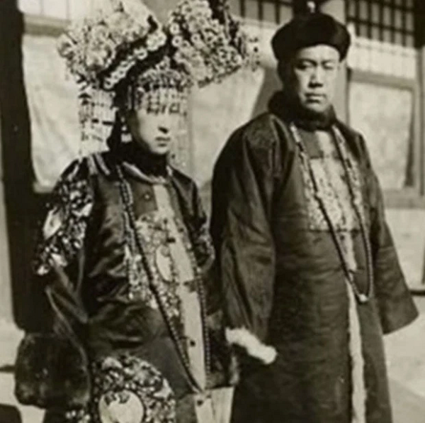 Hôn lễ của một quan viên với chính thất (vợ cả). Cặp đôi được đánh giá là có ngoại hình khá xứng đôi vừa lứa.