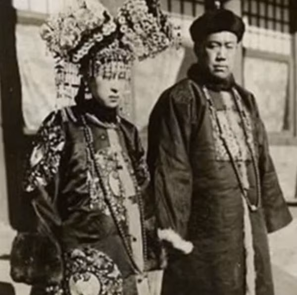 Hôn lễ của một quan viên với chính thất (vợ cả). Cặp đôi được đánh giá là có ngoại hình khá xứng đôi vừa lứa.