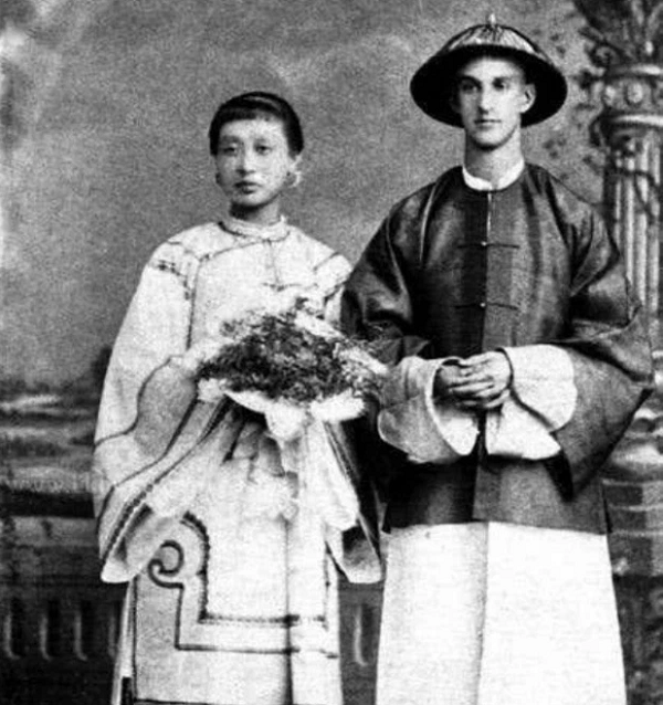 Cặp đôi trong ảnh được xem là những người mở đầu trào lưu kết hôn với người phương Tây. Tân lang là Hiệu trưởng trường Đại học St. John's ở Thượng Hải, còn tân nương là Hiệu trưởng của một trường Trung học địa phương.