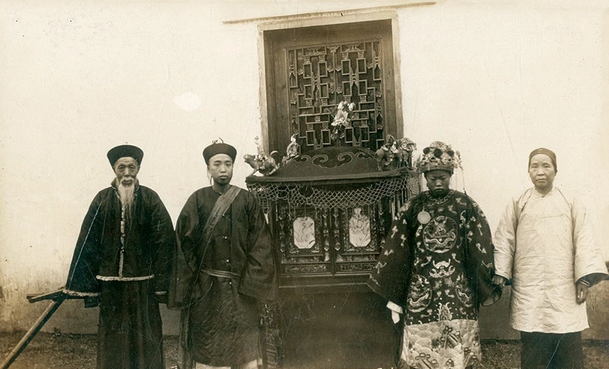 Tân lang và tân nương chụp ảnh cùng bố mẹ. Tân nương được gia đình tân lang nuôi từ nhỏ và có phần già dặn hơn chú rể.