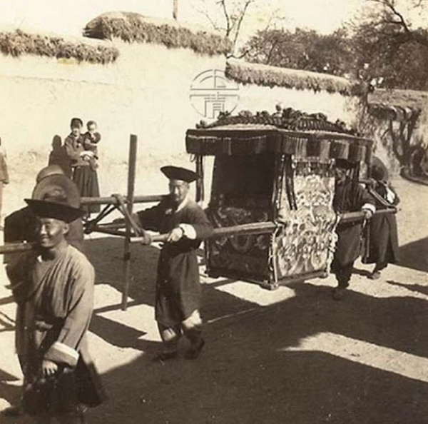 Đúng như câu nói thường xuất hiện trên các phim truyền hình Trung Quốc:" Dùng kiệu lớn 8 người khiêng đi rước dâu".