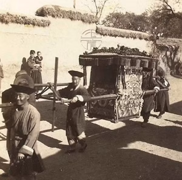 Đúng như câu nói thường xuất hiện trên các phim truyền hình Trung Quốc:" Dùng kiệu lớn 8 người khiêng đi rước dâu".