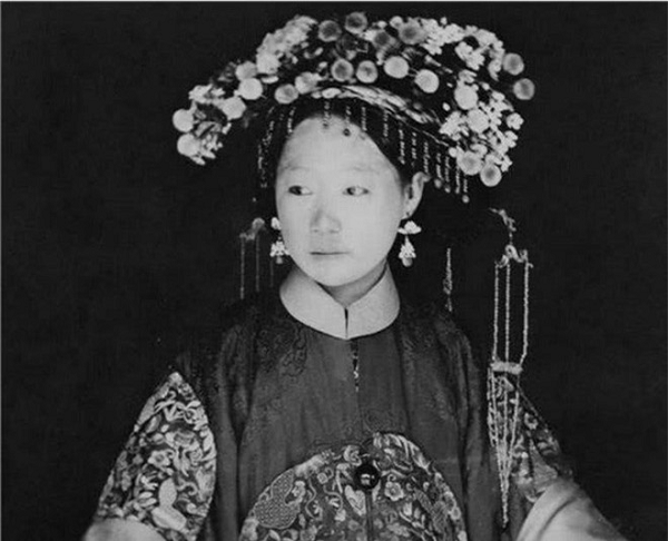 Có thể thấy vị tân nương trong ảnh là con của một gia đình giàu có bởi cô đội một chiếc mũ phượng rất lớn được làm từ vật liệu đắt đỏ.