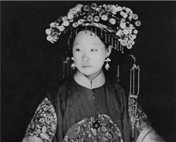 Có thể thấy vị tân nương trong ảnh là con của một gia đình giàu có bởi cô đội một chiếc mũ phượng rất lớn được làm từ vật liệu đắt đỏ.