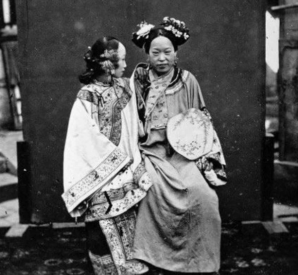 Một tân nương được nhà giàu cưới về làm vợ lẽ. Hôn lễ với chính thất được tổ chức rất long trọng, còn với thê thiếp thì đơn giản hơn và thường do một tay bà cả lo liệu.