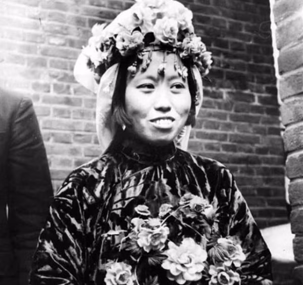 Trào lưu tổ chức hôn lễ theo kiểu Trung - Tây kết hợp cũng bắt đầu thịnh hành vào thời kỳ cuối triều Thanh. Thay vì cầm bó hoa giống người phương Tây thì trên tay các tân nương lại là vòng hoa được kết theo kiểu Trung Quốc.