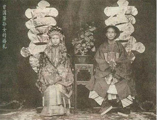 Nhờ đó, chúng ta cũng được chiêm ngưỡng nhan sắc của các tân nương nhà Thanh. Trong ảnh là đám cưới là cháu gái của Tăng Quốc Phiên, tân lang là cháu trai của Lý Hồng Chương.