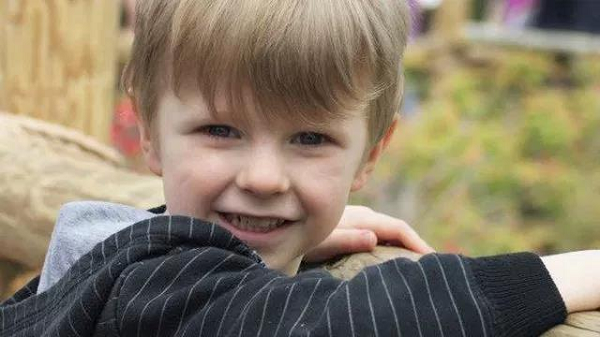 Sau khi xác minh sự việc, Erica phát hiện trong hồ sơ có một phụ nữ tên Pam Robinson đã mất mạng cùng 19 người khác trong vụ hỏa hoạn tại khách sạn Chicago Paxton vào tháng 3/1993.