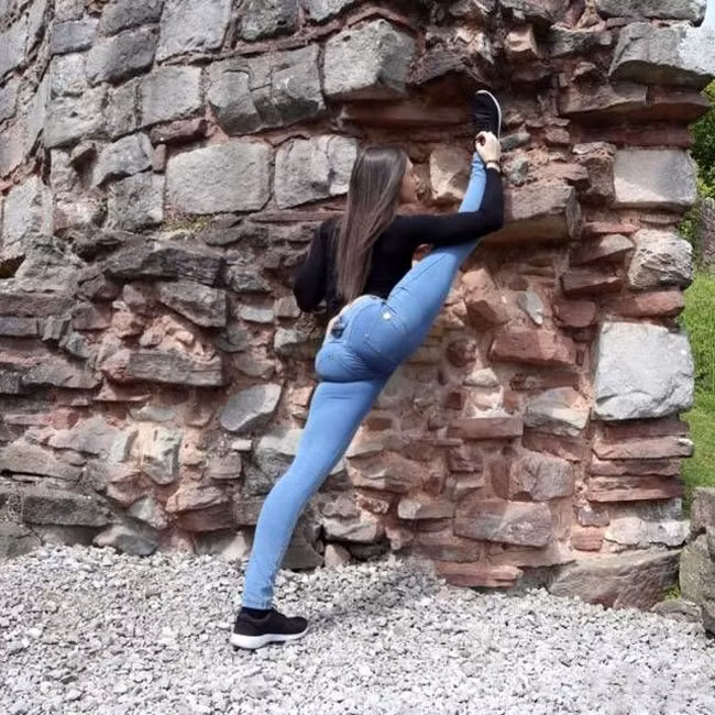 Cô nàng "nghiện" xoạc ở khắp mọi nơi.