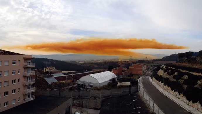 Khi doc bay khap troi Barcelona sau khi nha may hoa chat no