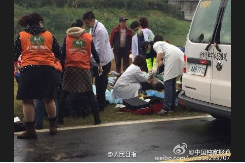 Nhân viên y tế cấp cứu nạn nhân tại hiện trường.