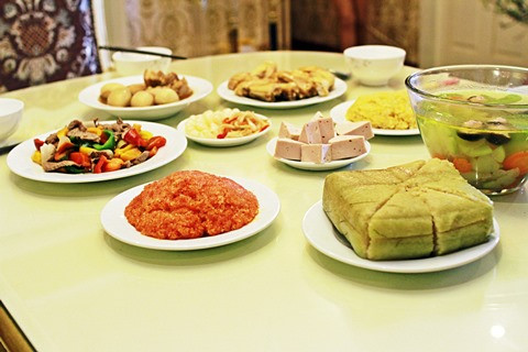 Đó là bánh chưng, canh mọc vốn quen thuộc với những mâm cơm Bắc.