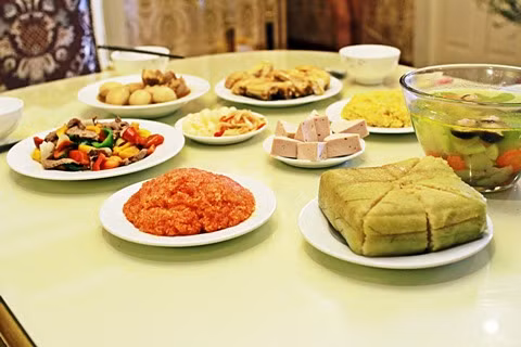 Đó là bánh chưng, canh mọc vốn quen thuộc với những mâm cơm Bắc.