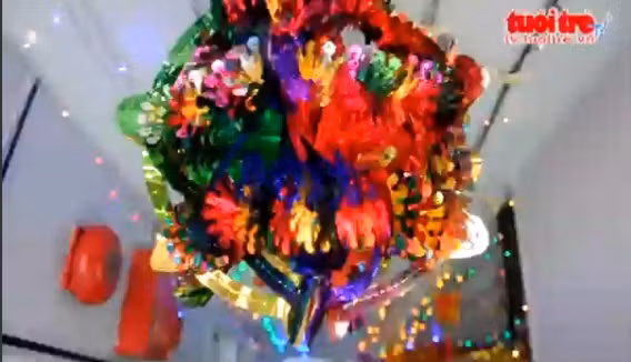 Trang hoàng khắp nơi trên tàu cảnh sát biển.