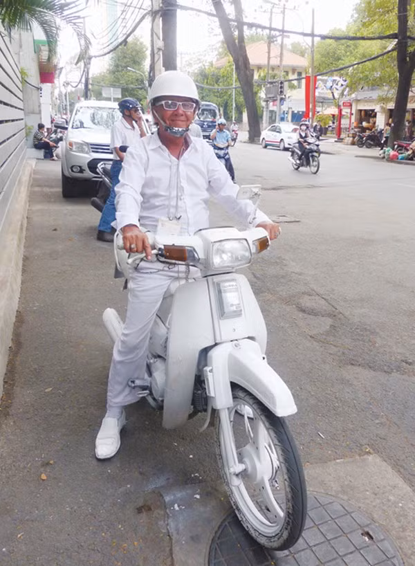 Bach Cong tu chay xe om giua Sai thanh-Hinh-2