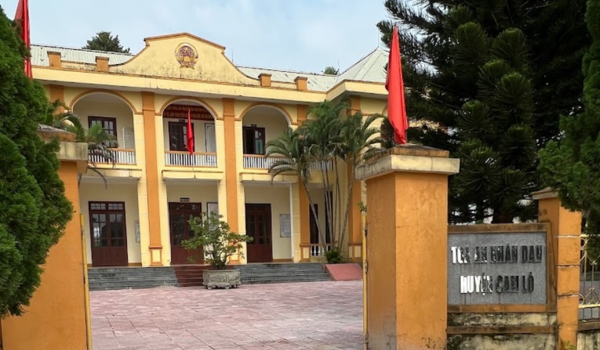 Mot Pho Chanh an Toa an o Quang Tri bi dam trong thuong