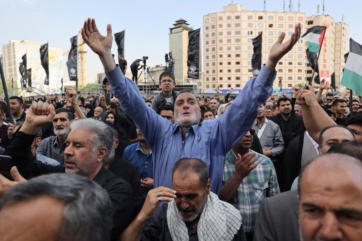 Mọi tầng lớp nhân dân Iran đều tập trung để tưởng nhớ vị lãnh đạo xấu số của họ.