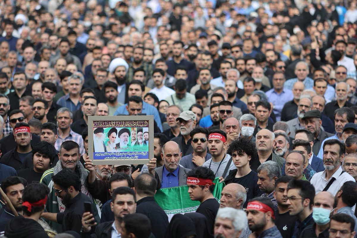 Đám đông tham dự lễ tưởng niệm.