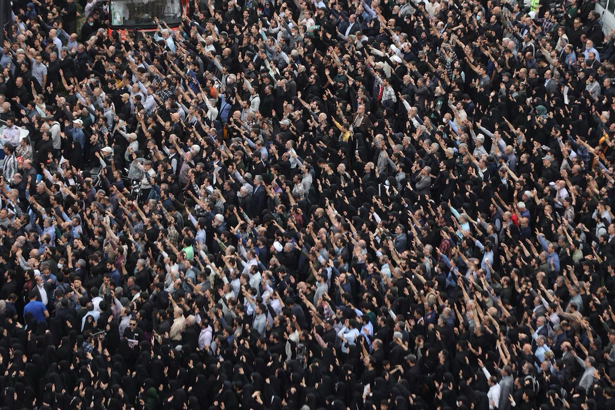 Hình ảnh từ trên cao cho thấy hàng nghìn người dân đã tham dự lễ tưởng niệm cố Tổng thống Ebrahim Raisi hôm 20/5.