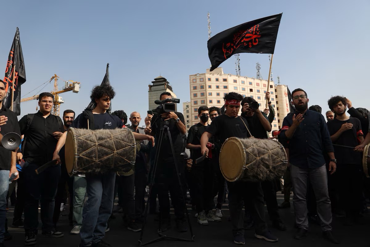 Sau khi Tổng thống Raisi qua đời trong vụ tai nạn máy bay hôm 19/5, Lãnh tụ tối cao Iran Ayatollah Ali Khamenei đã tuyên bố 5 ngày quốc tang, đồng thời chỉ định Phó Tổng thống Mohammad Mokhber tạm thời tiếp quản vị trí của ông Raisi.