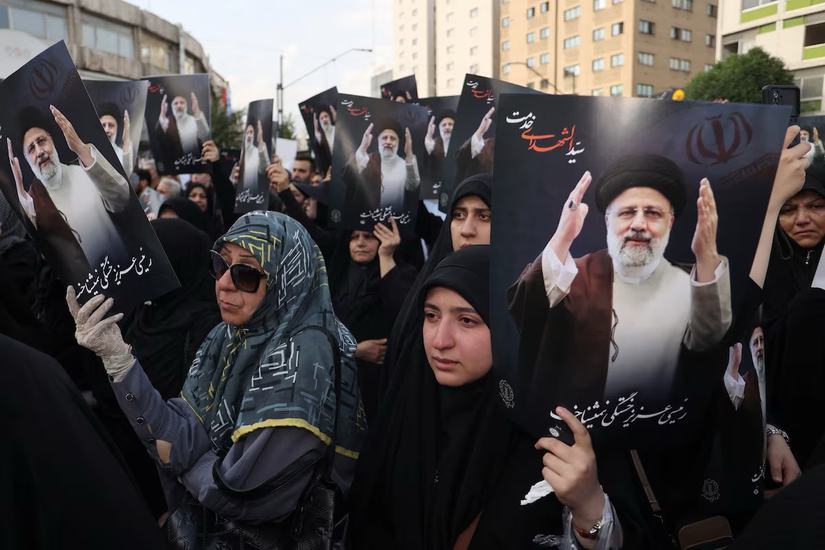 Người dân Iran giơ cao những tấm hình cố Tổng thống, bày tỏ lòng thương tiếc cho sự ra đi của ông.