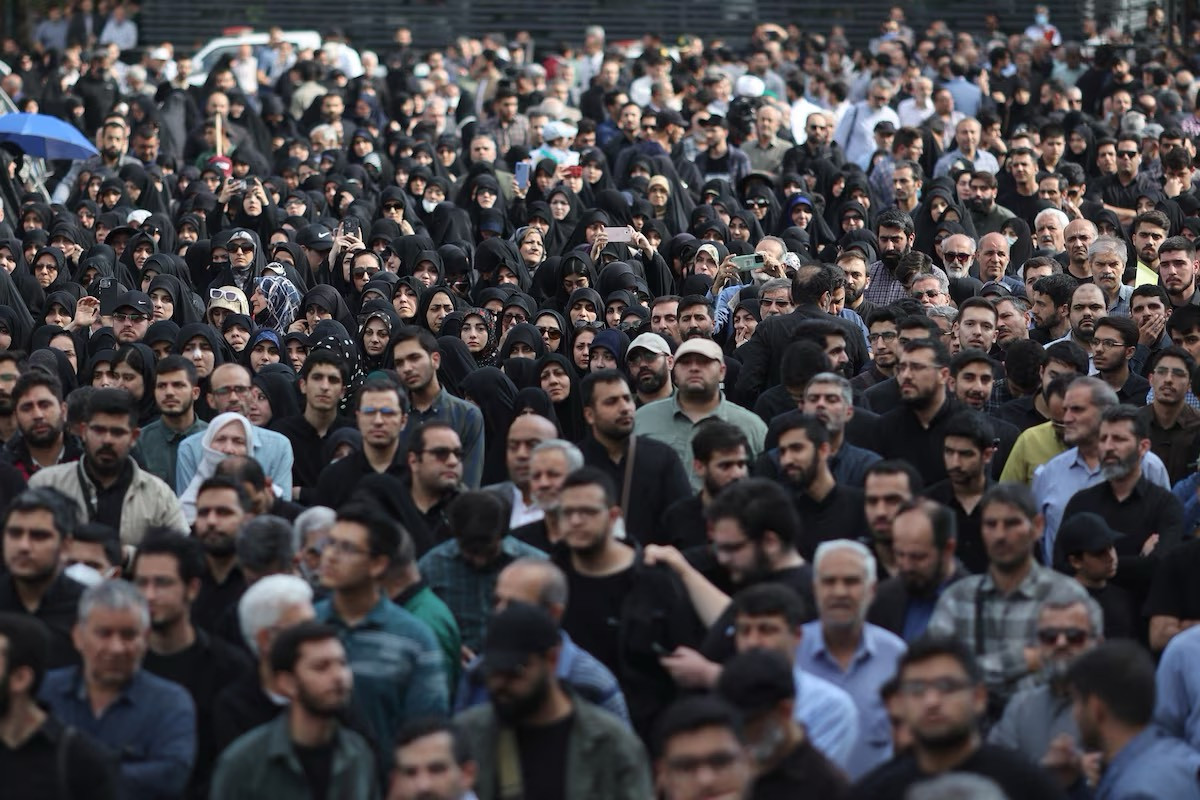 Một đám đông tham dự lễ tưởng niệm.