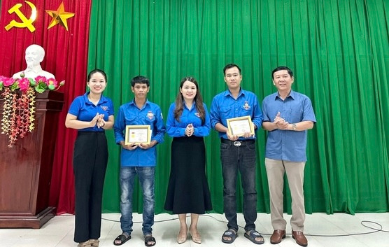 Tang Huy hieu “Tuoi tre dung cam” cho 2 doan vien cuu nguoi duoi nuoc