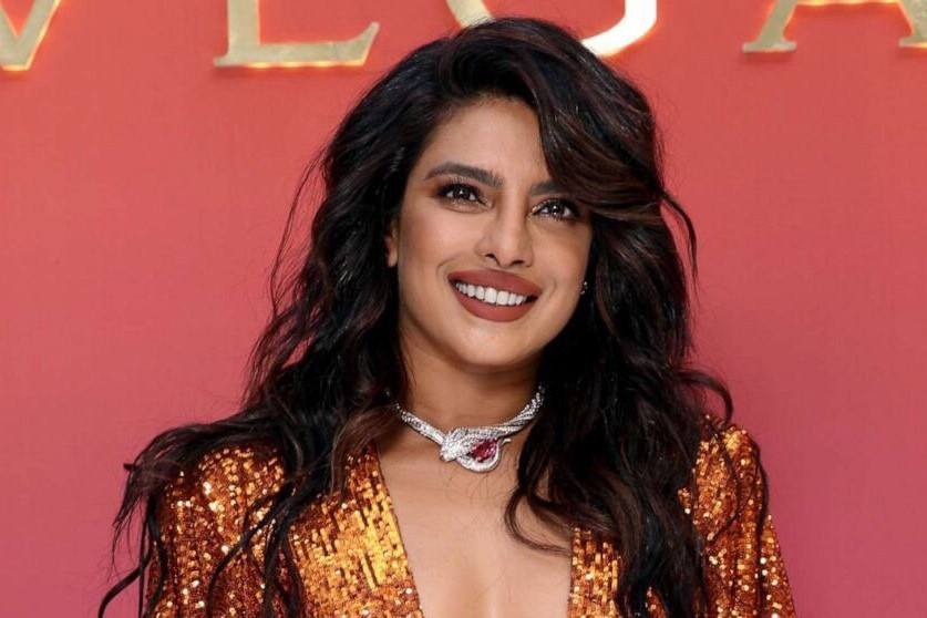 16. Priyanka Chopra: Priyanka Chopra giành chiến thắng tại Miss Universe năm 2000. Hiện nay, cô được biết đến với vai trò nữ diễn viên, ca sĩ, nhà sản xuất phim và là vợ của nam ca sĩ Nick Jonas. Tạp chí Times năm 2016 đã vinh danh cô là một trong 100 người có ảnh hưởng nhất thế giới. Cô được Chính phủ Ấn Độ trao tặng Giải thưởng Padma Shri - giải thưởng ca ngợi đóng góp xuất sắc trong nhiều lĩnh vực, như nghệ thuật, giáo dục, khoa học...