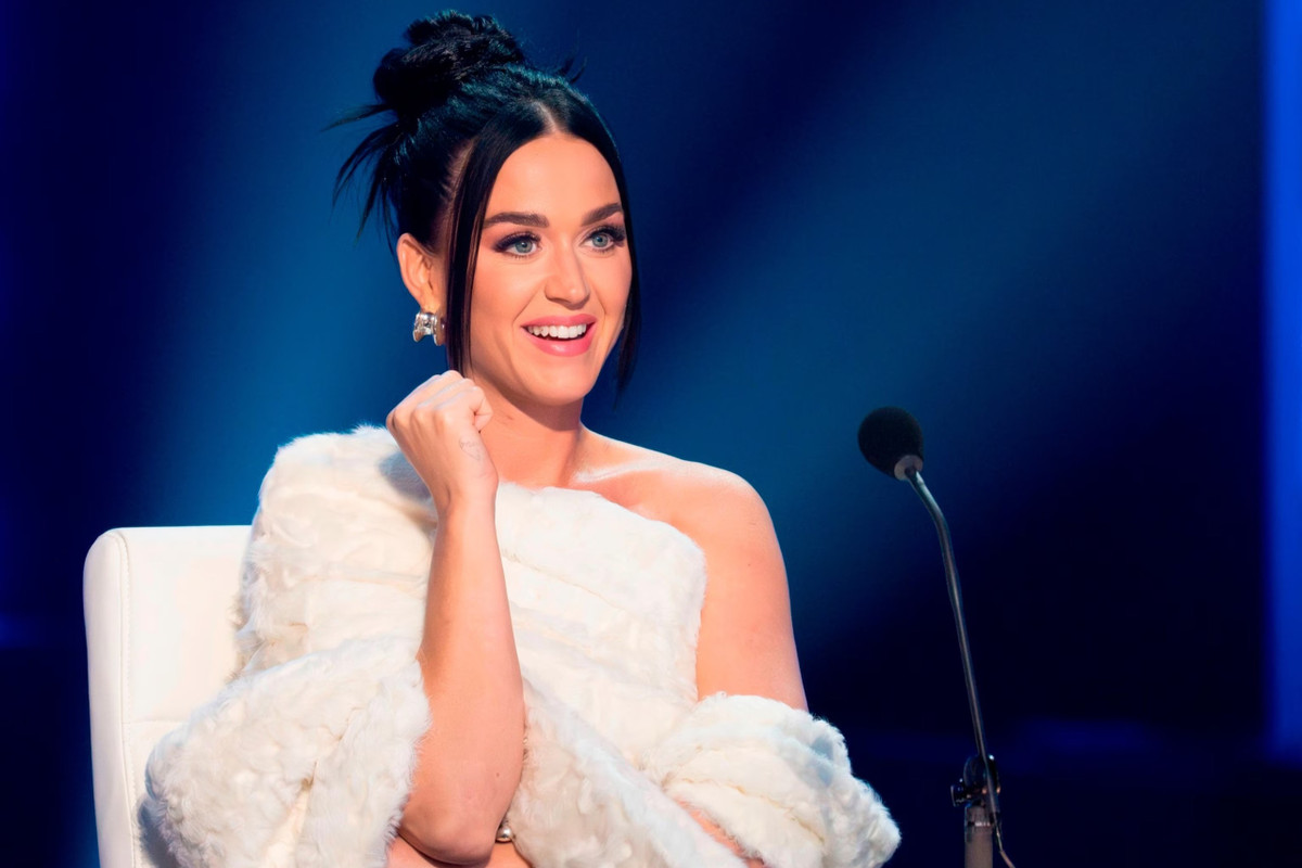 11. Katy Perry: Katy Perry nằm trong số những nữ nghệ sĩ có thu nhập khủng trong lĩnh vực âm nhạc với số lượng album bán chạy nhất mọi thời đại theo xếp hạng của Forbes. Ngoài ra, cô còn giành được một số giải thưởng danh giá, như Kỷ lục Guinness Thế giới (4 lần), Giải thưởng Âm nhạc AMAs (Mỹ) (5 lần), Giải BRITs (Anh) và Giải JUNO (Canada). Katy Perry cũng là một trong những nữ ca sĩ xinh đẹp nhất trong lịch sử âm nhạc Mỹ.