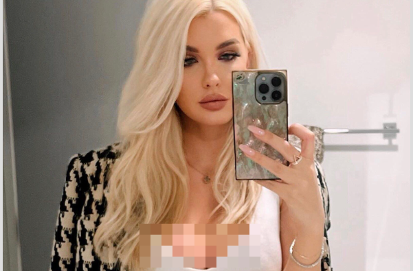 8. Emily Sears: “Quả bom gợi cảm” người Úc Emily Sears khiến cộng đồng mạng phải hết lời trầm trồ kể từ khi cô sử dụng Instagram. Sau lần đầu xuất hiện trên trang bìa tạp chí Zoo của Úc, vẻ đẹp vô thực của Emily đã khiến các tạp chí khác thi nhau săn đón, trong đó có FHM và Maxim. Cô cũng liên tục duy trì vị trí trong top những người phụ nữ quyến rũ nhất.