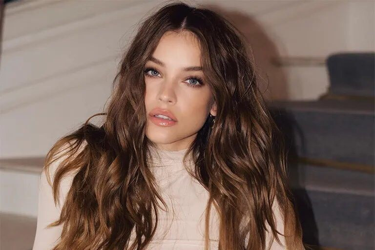 6. Barbara Palvin: Sở hữu chiều cao 1m75 và số đo 84-58-88cm, cựu thiên thần nội y người Hungary, đồng thời là cựu gương mặt trang bìa của tạp chí Maxim, được xếp ở vị trí thứ 6. Cô được vinh danh là "Tân binh của năm" trên tạp chí áo tắm Sports Illustrated năm 2016. Cô cũng gây được tiếng vang khi xuất hiện trên video của tạp chí Love, tái hiện cảnh quay kinh điển do siêu mẫu Sharon Stone thủ vai trong phim Basic Instinct (Bản năng gốc) (1992).