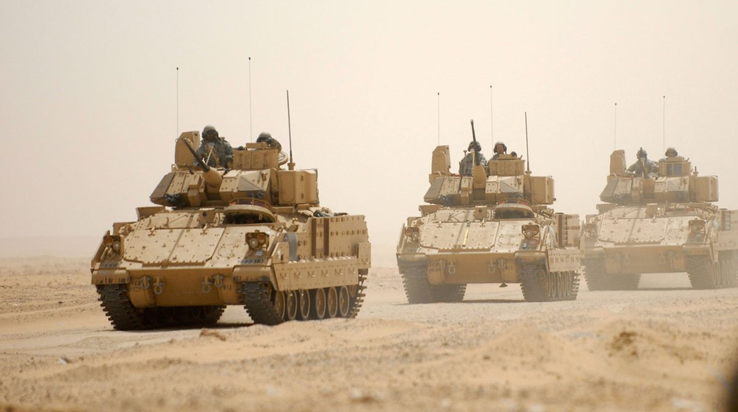 Xe chiến đấu bộ binh này có vận tốc 64 km/h, tầm hoạt động 480 km.