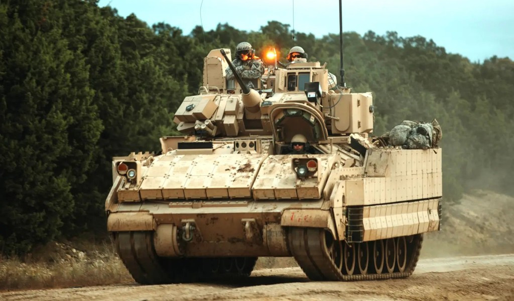 Thiết giáp Bradley được quân đội Mỹ biên chế vào những năm 1980, có thể chở tối đa 6 binh sĩ và sở hữu tính cơ động cao.