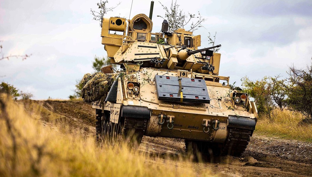 Thiếu tướng Glenn Dean, người đứng đầu PEOGSC, cuối tháng 3 cho biết lục quân Mỹ đã ký thỏa thuận mua Iron Fist từ Israel.