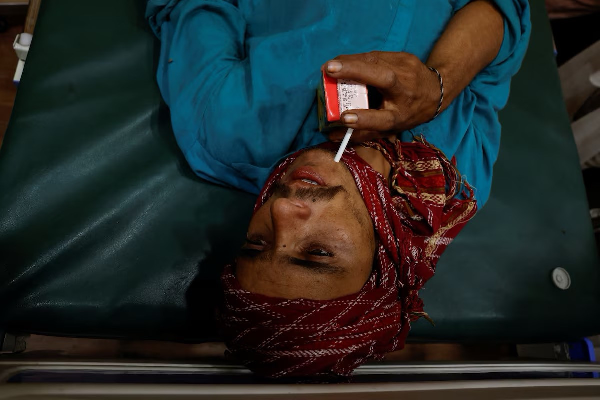 Một công nhân uống nước trái cây để giải nhiệt khi được điều trị y tế tại Trung tâm Ứng phó Đột quỵ Nhiệt ở Bệnh viện Dân sự. Nhiệt độ tăng cao bất thường trong nhiều ngày đã khiến hàng trăm người tại Pakistan phải điều trị sốc nhiệt.