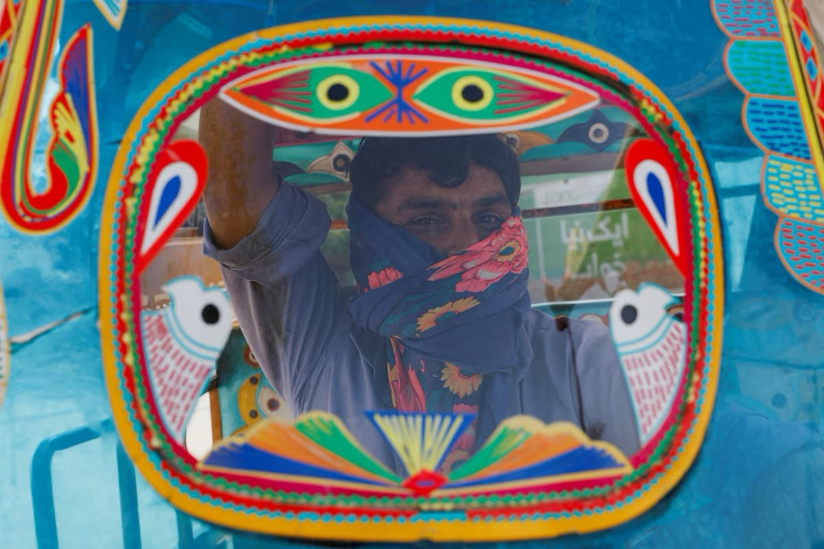 Mức nhiệt cao nhất được ghi nhận ở Pakistan là vào năm 2017 khi nhiệt độ lên đến 54 độ C tại thành phố Turbat, nằm ở tỉnh Balochistan phía tây nam Pakistan. Trong hình là một người làm nghề kéo xe quấn khăn để tránh hơi nóng vượt ngưỡng 52 độ C.